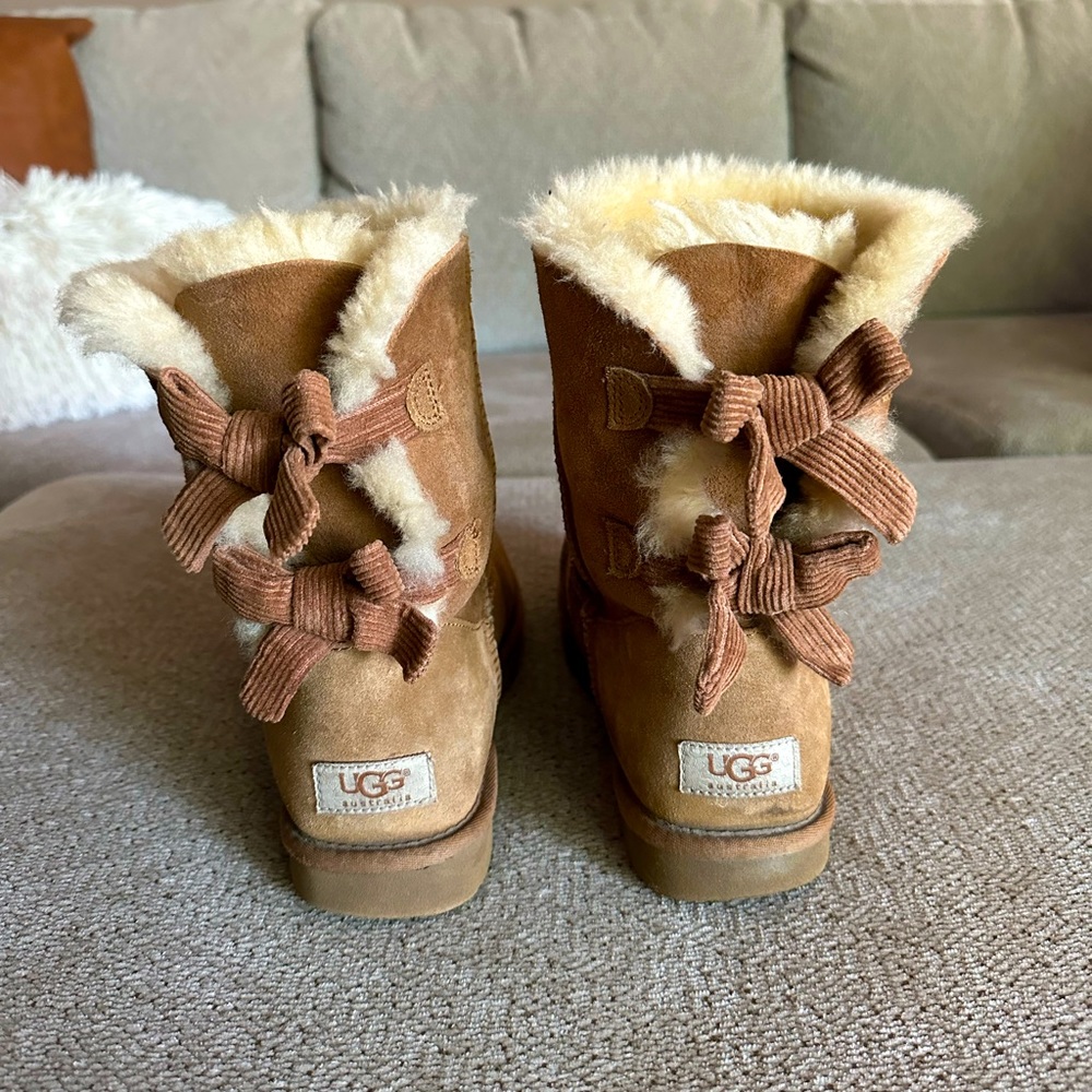 Fuzzy bow back Ugg boots. Tan size 8. Worn.